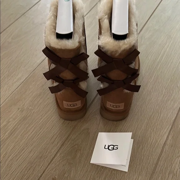 UGG Brown Winter Boots with Cream Fur - Picture 2 of 4